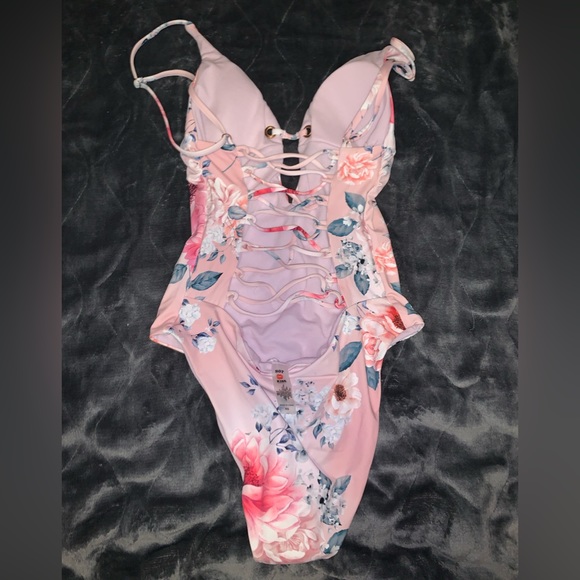 one peace Bathing suits 👙☀️ - Picture 4 of 5